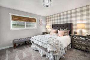 ein Schlafzimmer mit großem Bett und Fenster in der Unterkunft Beach Blessing in Cannon Beach