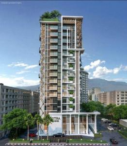 un edificio alto con un árbol encima en Comfy 1B1B -Sky River- Infinity Long Rooftop Pool, en Chiang Mai