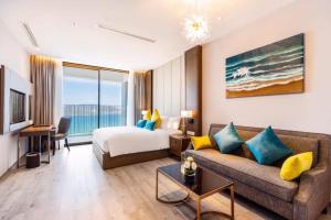美奈Khách Sạn Wins Apec Mũi Né的配有床和沙发的酒店房间
