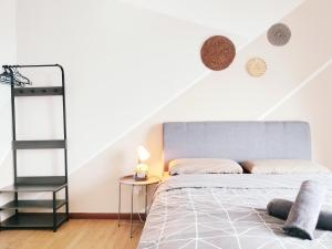 un dormitorio con una cama y un espejo en Delight Homestay The Platino, en Johor Bahru 102 fotos más