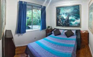 Ένα ή περισσότερα κρεβάτια σε δωμάτιο στο Forest Retreat on a Street