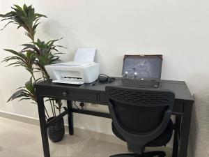 シャルジャにあるCloudsのデスク(ノートパソコン、プリンタ付)