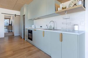 Η κουζίνα ή μικρή κουζίνα στο Luxe Scandinavian 2BR Retreat Near McLaren Vale