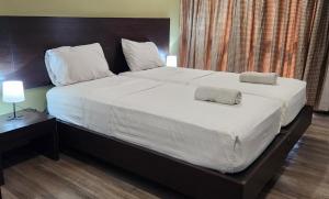 Postel nebo postele na pokoji v ubytování Lorenzzo Suites Hotel Makati