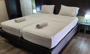 Postel nebo postele na pokoji v ubytování Lorenzzo Suites Hotel Makati