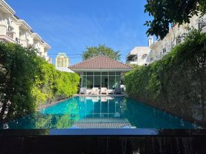 a swimming pool in front of a building at Entire 3BR Townhome in Sukhumvit, shared Pool, near BTS&MRT Asok in Bangkok