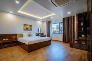 a bedroom with a bed and a large window at Au Lac Ha Long Hotel in Ha Long +51 photos