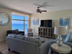 Et opholdsområde på Luxury 2BR 2BA Corner Unit with epic Ocean Front views