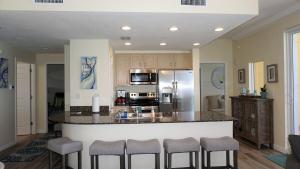 Køkken eller tekøkken på Luxury 2BR 2BA Corner Unit with epic Ocean Front views