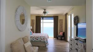 En eller flere senge i et værelse på Luxury 2BR 2BA Corner Unit with epic Ocean Front views + 57 billeder