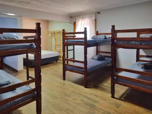 Zimmer mit mehreren Etagenbetten in einem Zimmer in der Unterkunft Chácara D'M in Santa Isabel + 29 Fotos