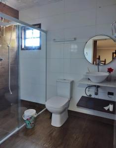 ein Badezimmer mit Toilette, Waschbecken und Dusche in der Unterkunft Chácara D'M in Santa Isabel