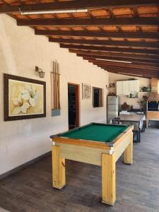 einem Billardtisch in der Mitte eines Zimmers in der Unterkunft Chácara D'M in Santa Isabel