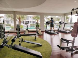 un hombre parado en un gimnasio con máquinas de cardio en Delight Homestay The Platino, en Johor Bahru