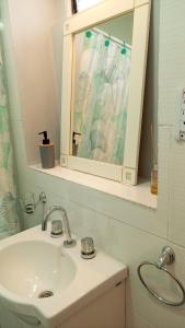 Et badeværelse på Dpto Cabildo temporario con cochera incluida