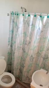 Et badeværelse på Dpto Cabildo temporario con cochera incluida