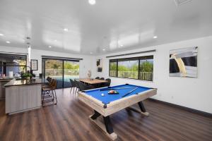 طاولة بلياردو في Off Grid Mountaintop Paradise Pool Spa and Games