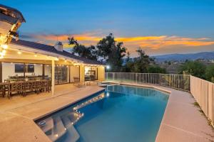 المسبح في Off Grid Mountaintop Paradise Pool Spa and Games أو بالجوار