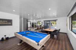 طاولة بلياردو في Off Grid Mountaintop Paradise Pool Spa and Games