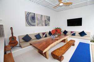 Gambar di galeri bagi Casa Indigo - KBP with swimming pool, large kitchen and dining area, near Whoosh Station di Padalarang