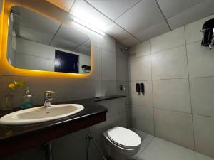Ένα μπάνιο στο Marine Drive 3BHK Apartment