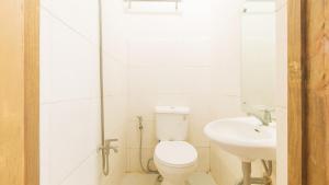 Koupelna v ubytování Cozy Cove Inn by RedDoorz + 37 fotografií