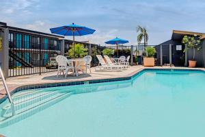 Swimmingpoolen hos eller tæt på Travelodge by Wyndham LAX