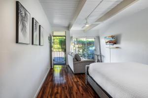 Un pat sau paturi într-o cameră la Walk to Beach! Full Kitchen and Pool