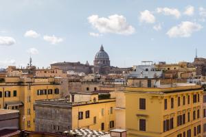 vistas a una ciudad con edificios y una cúpula en Residenza Scipioni Luxury B&B, en Roma