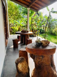 patio con tavolo e piante in vaso di Summerfield a Kandy