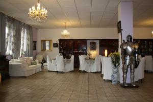 une salle à manger avec des tables et des chaises blanches dans l'établissement Hotel Attaché, à Raunheim