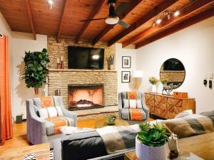 Posezení v ubytování Hilltop Lakeview Hideaway- 2BR 2BATH with romantic sunsets