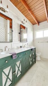 Fotografie z fotogalerie ubytování Hilltop Lakeview Hideaway- 2BR 2BATH with romantic sunsets v destinaci Canyon Lake + 45 fotografií