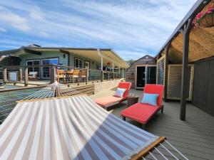 Balkón nebo terasa v ubytování Hilltop Lakeview Hideaway- 2BR 2BATH with romantic sunsets