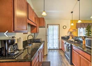 eine Küche mit Holzschränken und einer Arbeitsplatte in der Unterkunft Spacious cozy chalet huge deck over seasonal creek in Big Bear City Airport + 121 Fotos