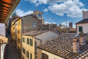 a view of roofs of buildings in a city at Cortona Skyline Retreat in Cortona