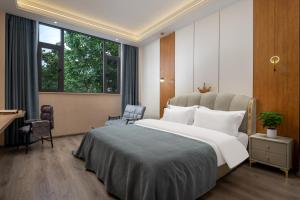 una camera d'albergo con un letto grande e una scrivania di Lansheng Lucky Light Luxury Smart B&B a Lijiang