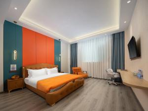 una camera d'albergo con un letto e una scrivania di Lansheng Lucky Light Luxury Smart B&B a Lijiang