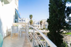 un balcone di una casa con tavolo e sedie di MARIMAR - Apartments OTRANTO a Otranto
