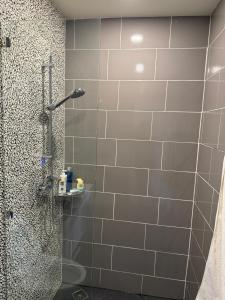 a bathroom with a shower with a glass door at Lovely apartment in Lamai near the beach in Lamai