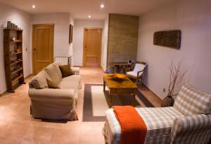 Sala de estar con 2 sofás y mesa en Casa Rural Higeralde, en Hondarribia