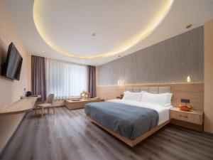 Letto o letti in una camera di Lansheng Lucky Light Luxury Smart B&B