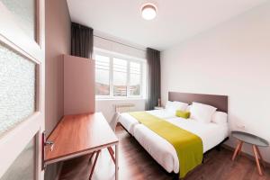 Postel nebo postele na pokoji v ubytování Lux Apartamentos Santiago + 19 fotografií