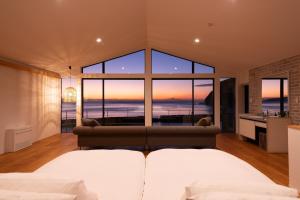 Private luxury villa with ocean view Shodoshima客房内的一张或多张床位