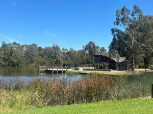 a park with a lake and a pavilion next to it at Cosy and convenient in Lynbrook in Lyndhurst