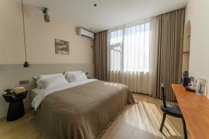 Postel nebo postele na pokoji v ubytování Eden Yard Boutique Hotel and Experiences
