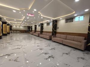 普鲁利耶Swet Palash Resort的带沙发的等候室和瓷砖地板 更多37张照片