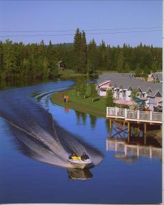 un par de personas en un barco en un río en River's Edge Resort, en Fairbanks