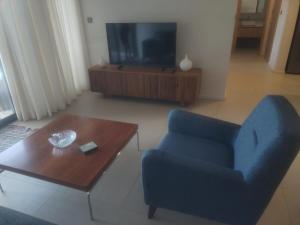 Televiisor ja/või meelelahutuskeskus majutusasutuses Sky Sunrise two rooms apartment