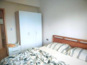 Voodi või voodid majutusasutuse Sky Sunrise two rooms apartment toas